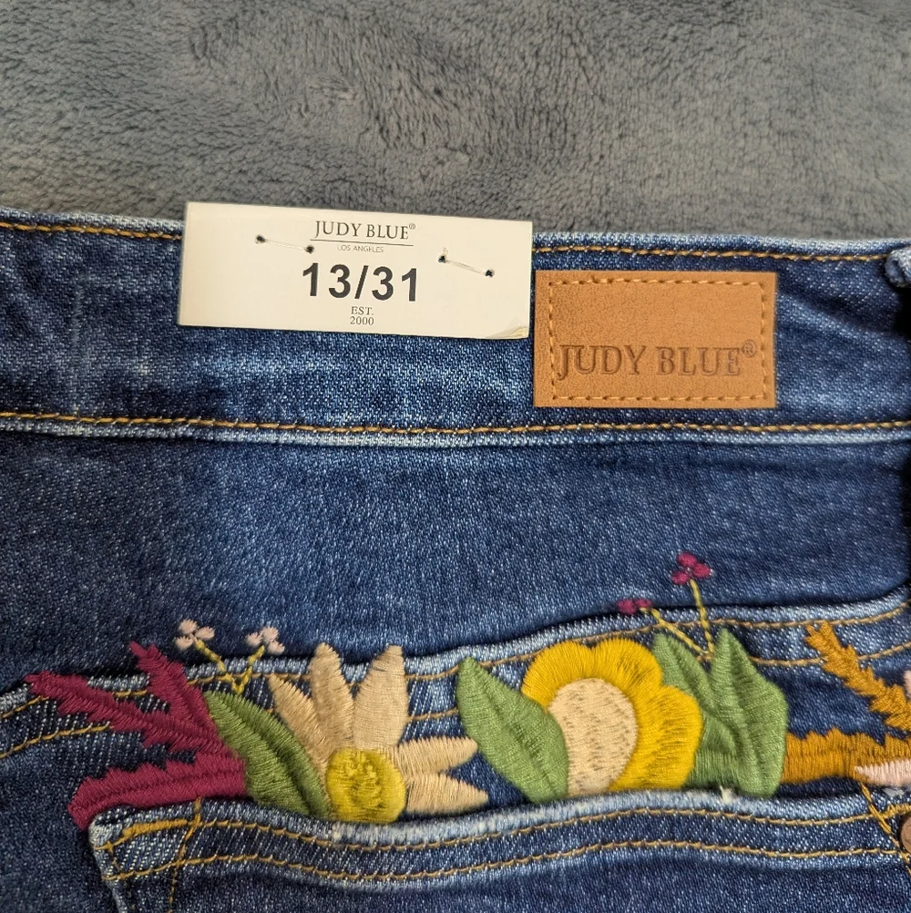 NWT Judy Blue Jeans Womens 13/31 Floral Embroidered High Rise Boyfriend Fit
